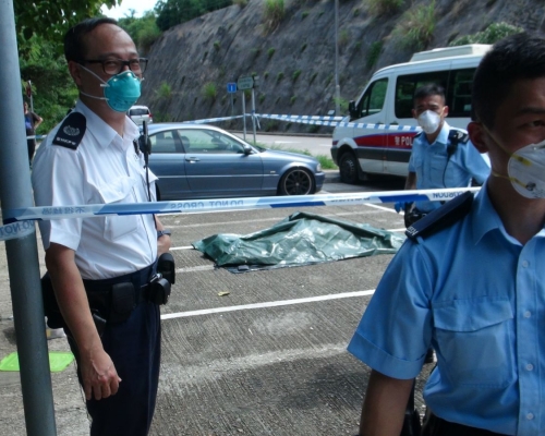 消防接報到場解下男子並證實已死亡，警方正調查死者身分。