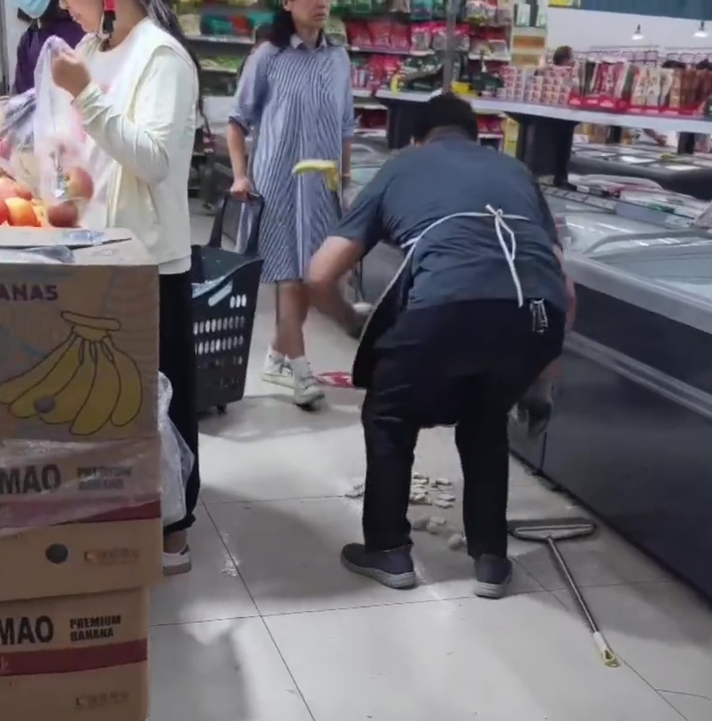 江苏超市冻肉丸掉地,员工直接扫回冰柜。 江苏超市冻肉丸掉地,员工直接扫回冰柜。