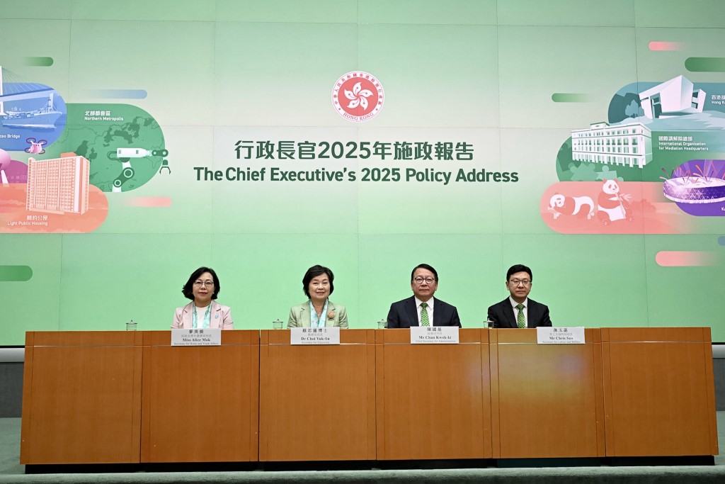 陳國基及孫玉菡就《行政長官2025年施政報告》相關措施見記者。劉駿軒攝