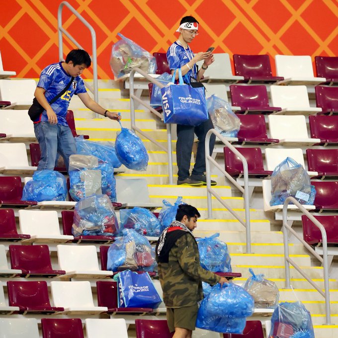 日本球迷清洁球场垃圾，亦获大批网民赞赏。Twitter图