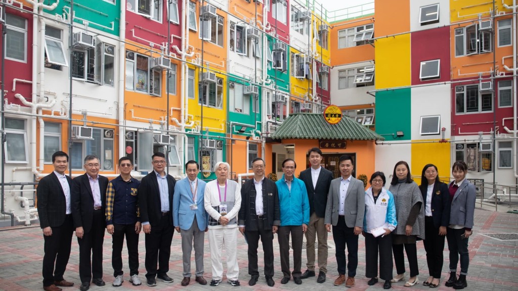 黄大仙「可悦居」入伙，房屋局副局长戴尚诚伙民建联代表参观。何永贤fb