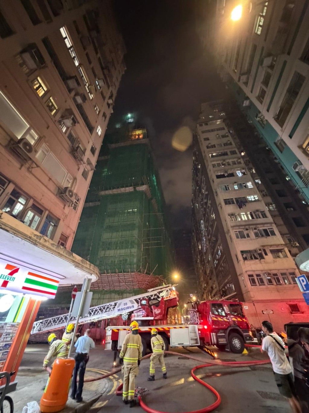 消防出動一條喉及一隊煙帽隊灌救。