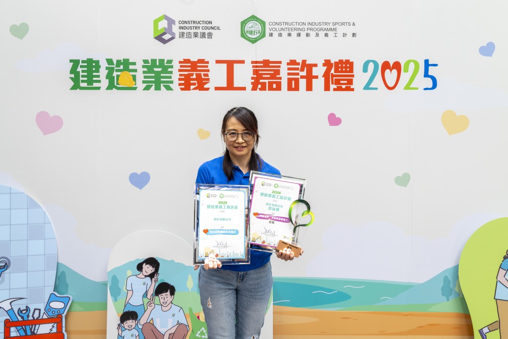 利比有限公司的助理董事詹詠珊秉持「服務領航」的精神，以創新精神推動義工發展，榮獲「卓越建造業義工」金獎。
