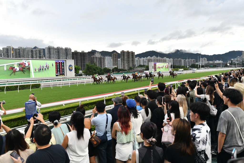 香港賽馬會今日在沙田馬場舉行「香港共慶回歸賽馬日」。 香港賽馬會今日在沙田馬場舉行「香港共慶回歸賽馬日」。