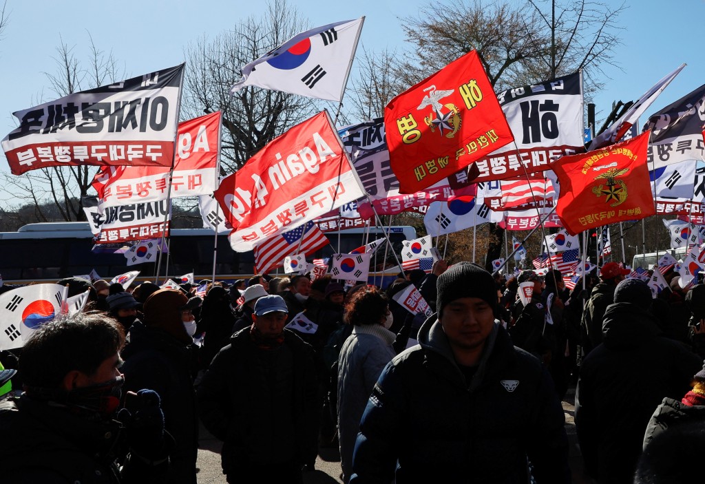 南韓總統官邸今早有大批民眾聚集。路透社