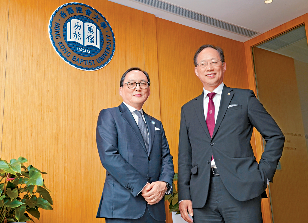 霍文遜（左）指，新醫學院擬開辦的課程強調「以病人為師」，着重臨床教學及系統教學。旁為衞炳江。