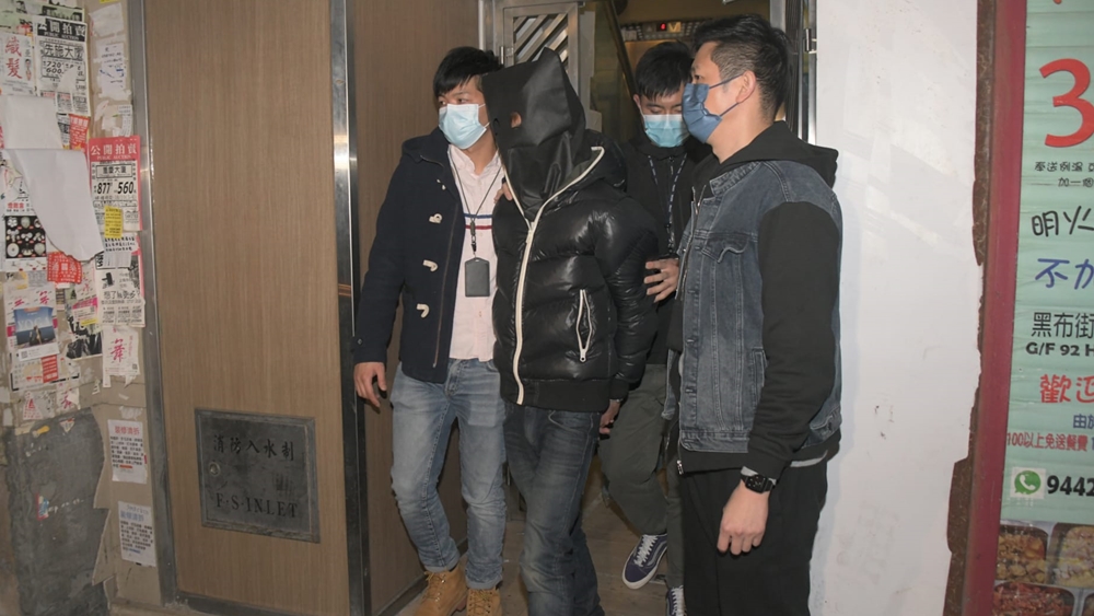 警方旺角拘20歲青年。