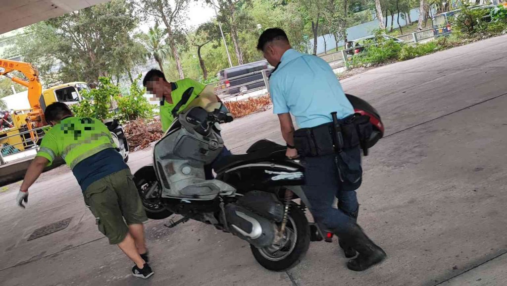 葵青跨部門舉行交通日，拖走55部電單車及發887傳票或告票。警方圖片