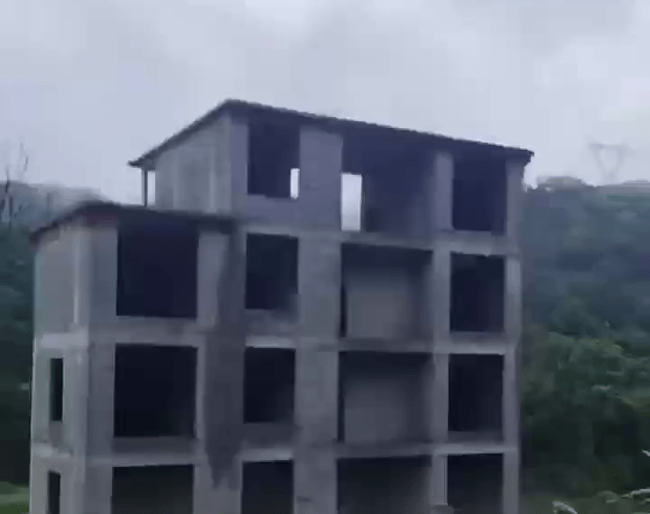 廣西5層樓正裝修自建房屋墮河。 廣西5層樓正裝修自建房屋墮河。