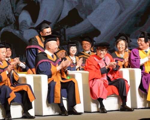 李嘉誠(紅衣)到汕頭大學出席畢業禮。