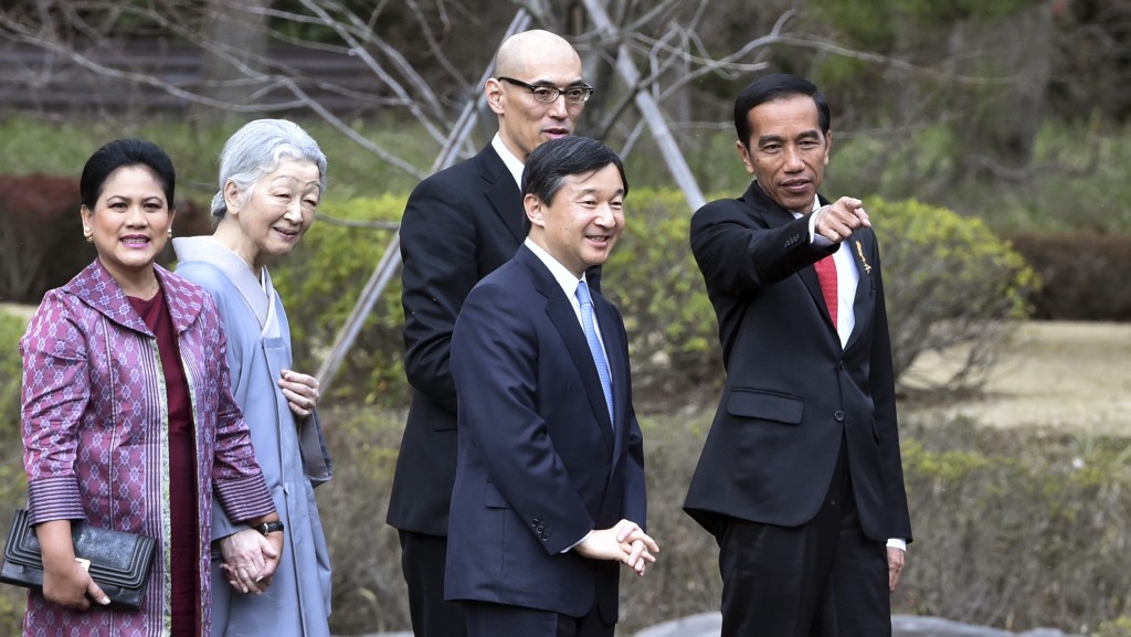 印尼总统维多多（右一）和夫人伊莉安娜（左一） 2015年到访东京皇宫，与当时仍是皇太子的德仁（右二）和皇后美智子（现日皇与上皇后）逛二之丸花园。 美联社