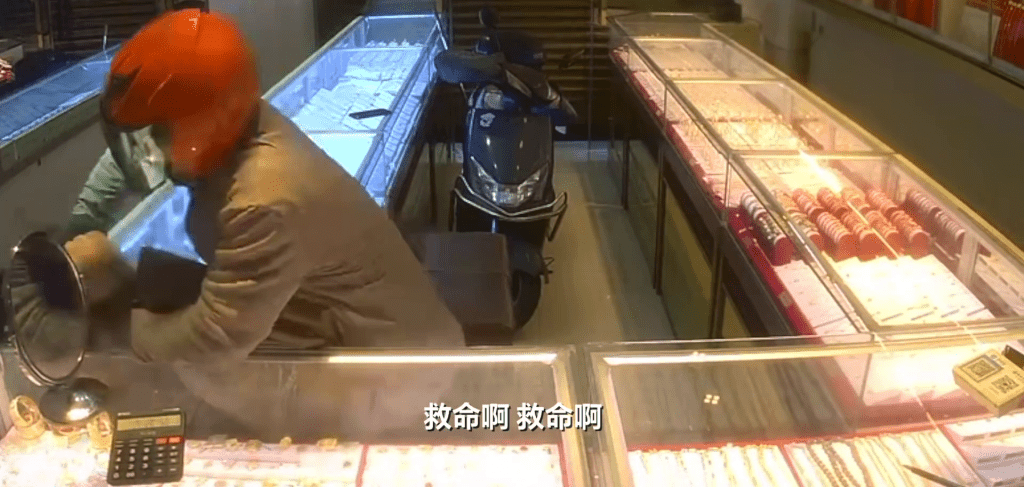 匪徒襲擊店主。 閉路電視畫面