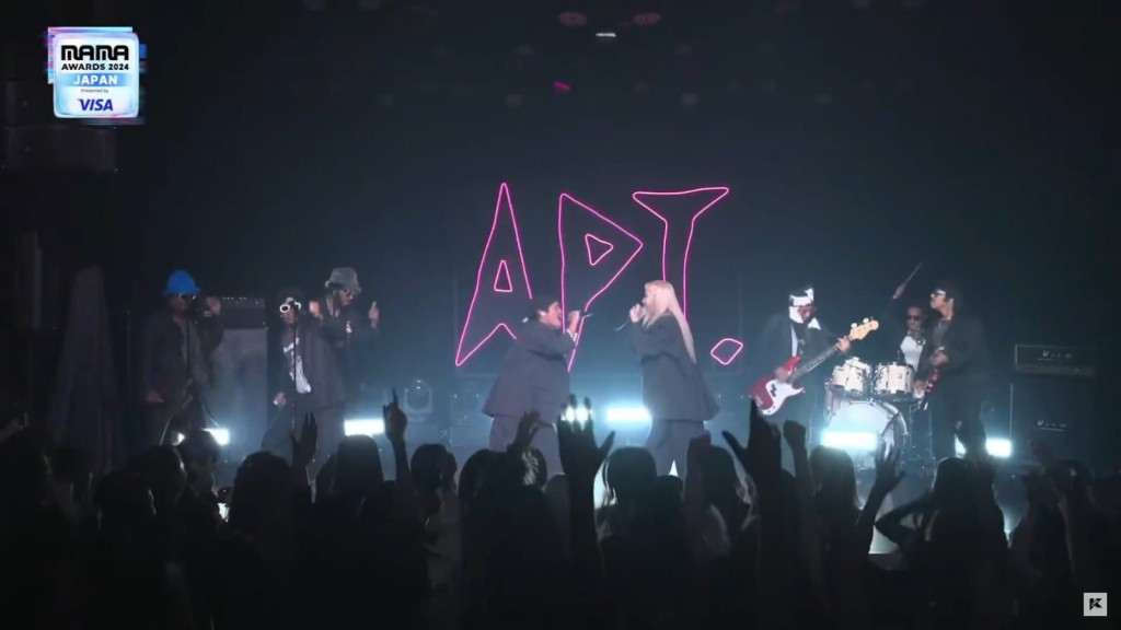 Rosé與Bruno Mars合體表演洗腦歌《APT.》。