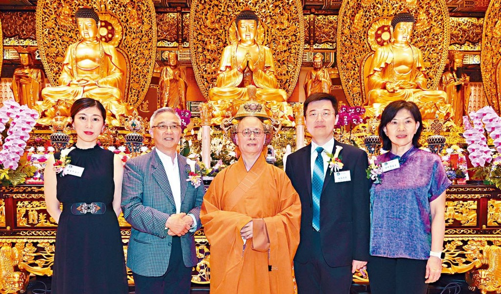 左起:星島新聞集團廣告及業務發展執行副總經理蘇美芳、寶蓮禪寺執行委員會成員李演政、寶蓮禪寺方丈淨因大和尚、中央政府駐港聯絡辦協調部宗教處副處長任蓓、香港園藝學會會長徐荷芬在開幕禮上大合照。 左起:星島新聞集團廣告及業務發展執行副總經理蘇美芳、寶蓮禪寺執行委員會成員李演政、寶蓮禪寺方丈淨因大和尚、中央政府駐港聯絡辦協調部宗教處副處長任蓓、香港園藝學會會長徐荷芬在開幕禮上大合照。