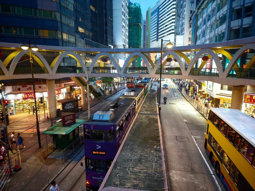 10多部電車於銅鑼灣一帶大排長龍。FB:穆家駿 10多部電車於銅鑼灣一帶大排長龍。FB:穆家駿