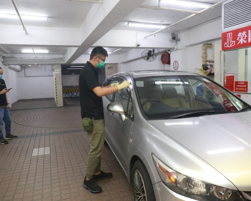 警員搜查私家車及套取指模。