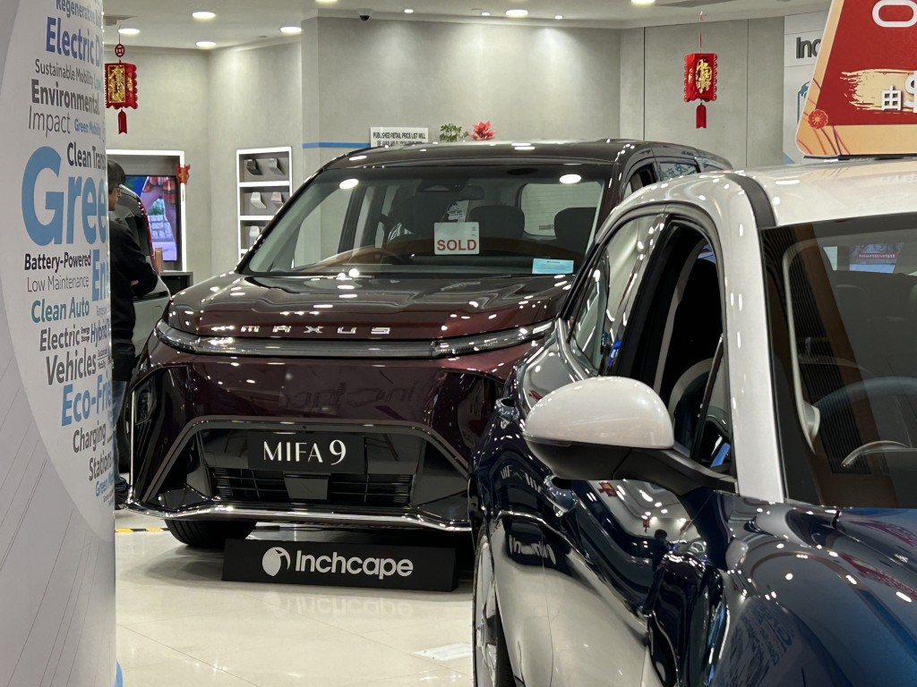 《財政預算案》宣佈取消電動私家車「一換一」稅務優惠，大批買家湧至車行落訂，有車行更一晚售出逾350輛電動車。資料圖片