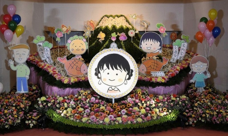 送別會上以小丸子自畫像取代遺照,並有小玉、花輪同學相伴。網圖