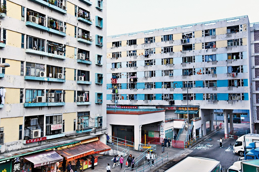 年齡為30歲以下的公屋一般申請者跌幅顯著,由16,000宗下跌約46%至8,600宗。