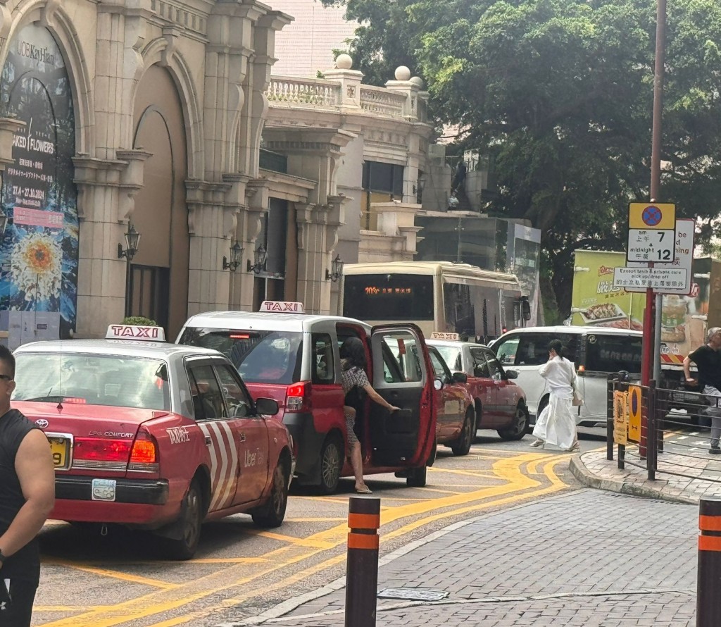 警方在尖沙咀广东道进行流动录影交通执法，重点打击的士司机在限制区内及非的士站位置兜搭乘客的行为。警方提供