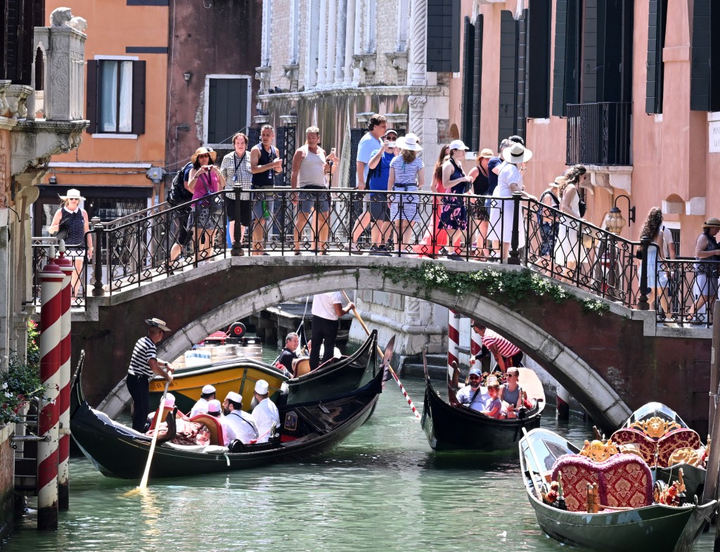 大量游客来到威尼斯，乘坐贡多拉是必玩的活动。（新华社）