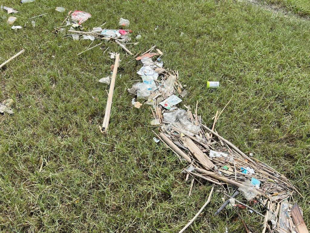 水口地勢平坦，日夜潮汐變化會將海洋垃圾帶上灘面，致其日漸成為海洋垃圾重災區。曹露尹攝