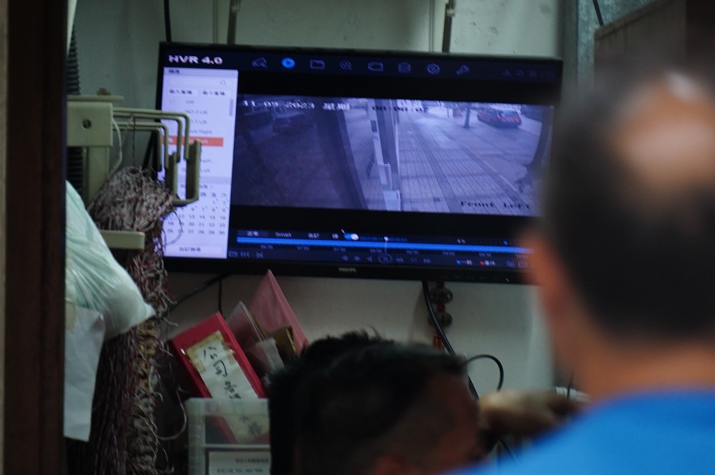 探员翻查邻近大厦CCTV追踪贼人外形特徵及去向。(徐裕民摄)