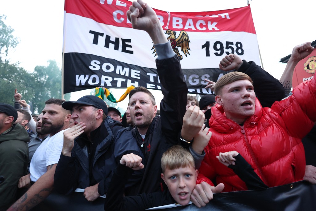 曼联球迷一向不欢迎加沙家族，曾多次发起游行希望他们卖盘。Reuters
