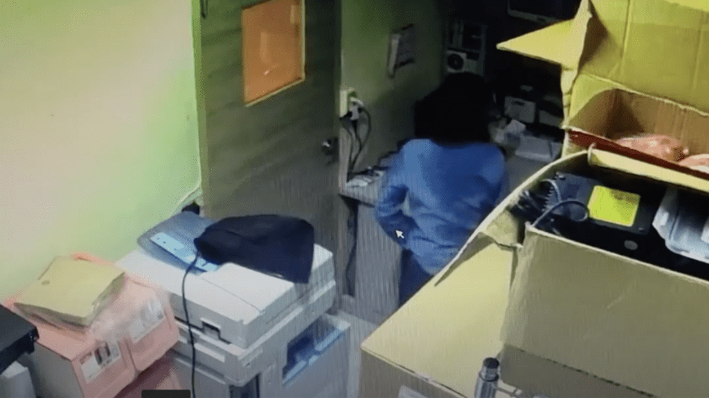 女子闖入辦公室後趁無人就地便溺。中時