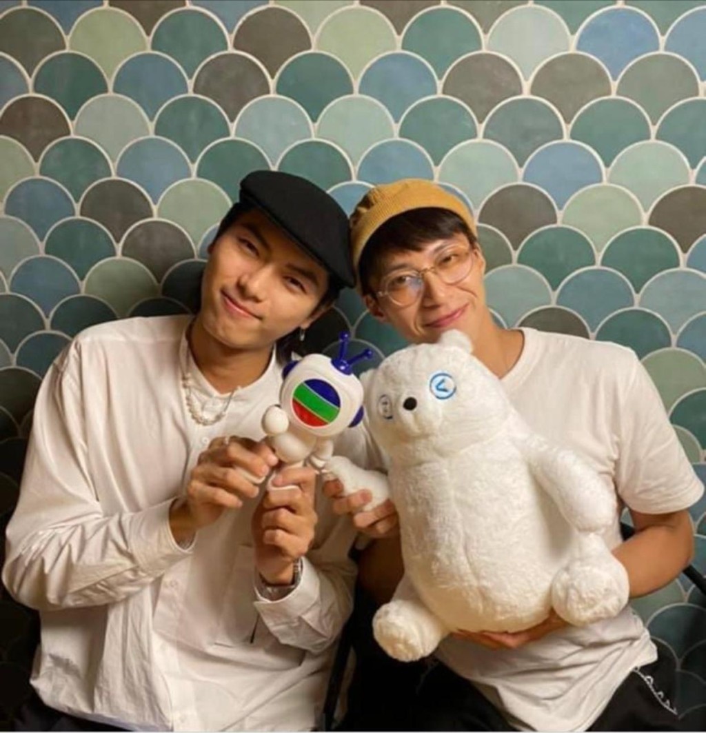 坤哥(右)和193破天荒帶同各自所屬電視台的吉祥物「Tvbuddy」及「Sound Bear」進行交換儀式!