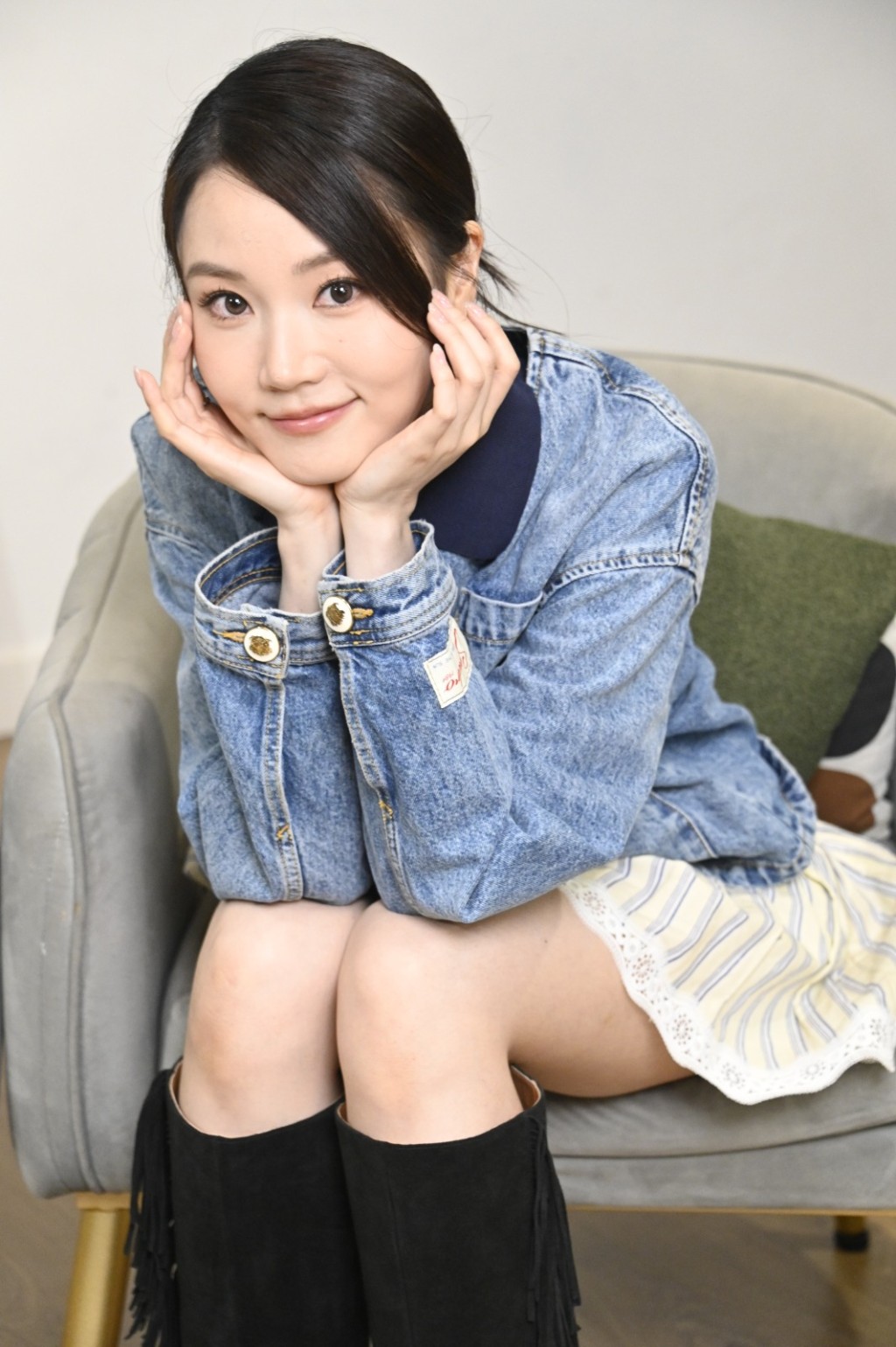 Yanny飾演他們的化妝師兼忠實粉絲。