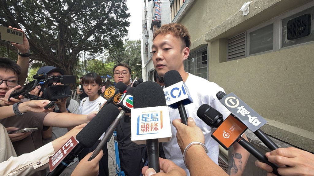 宏新阁中层居民张先生指上楼“想纪录低最后一次返屋企嘅回忆”。梁国峰摄 宏新阁中层居民张先生指上楼“想纪录低最后一次返屋企嘅回忆”。梁国峰摄