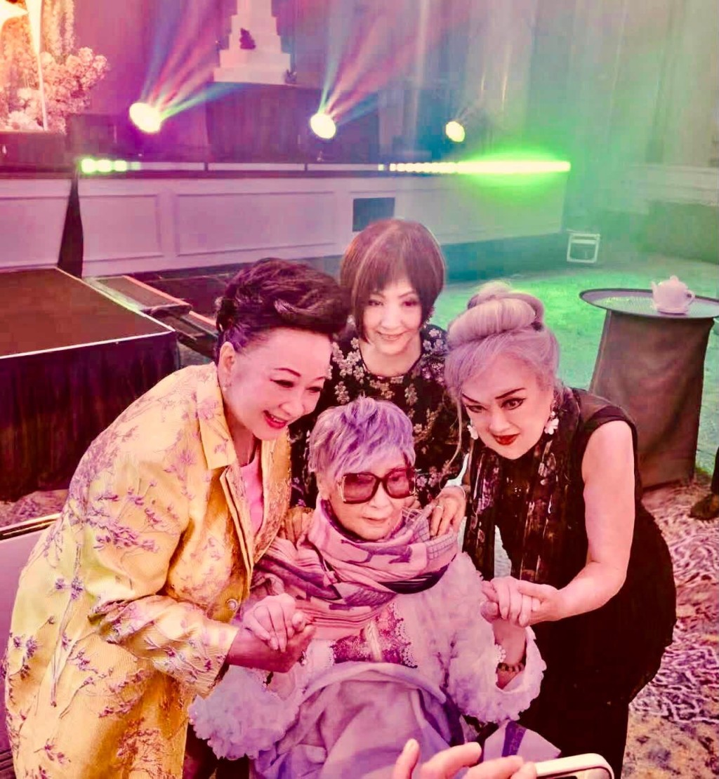 邵音音貼上與江玉珠的合照並說：「半年未見，莊思明婚禮上見面的第一句話。我快死了。我立馬回答。呵！我們倆鬥誰先。」