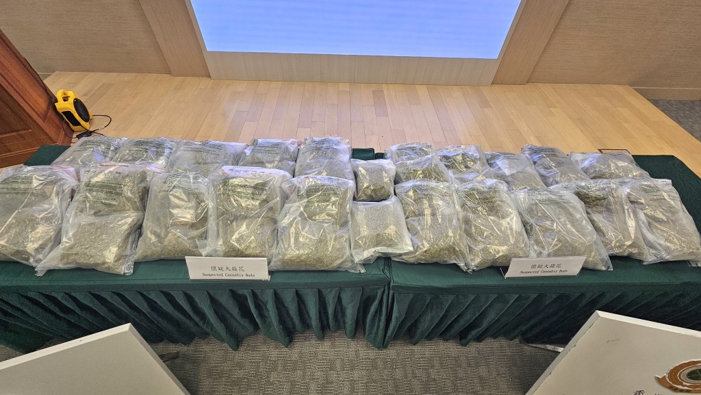 海关检获20公斤怀疑大麻花，市值约460万元。徐裕民摄