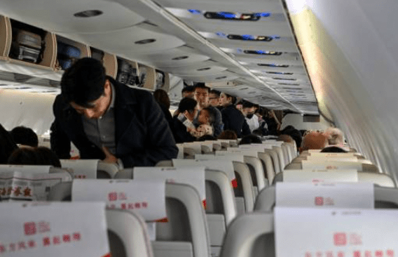 彭博社25日引述知情人士報道，北京已向內地航空公司下達指示，要求大幅削減往返日本的航班，措施將持續至明年3月底。法新社