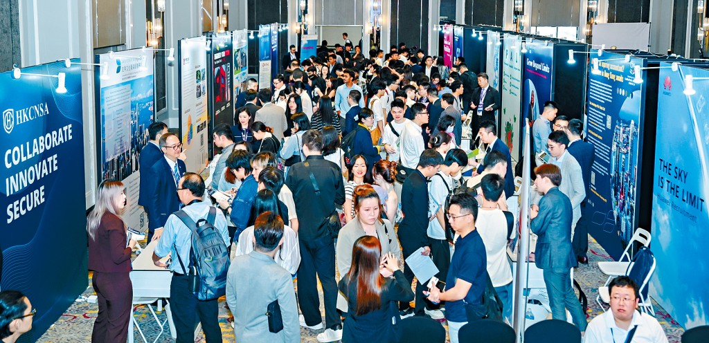 人才辦在馬來西亞舉辦推介會,吸引逾4000人次參加。 人才辦在馬來西亞舉辦推介會,吸引逾4000人次參加。