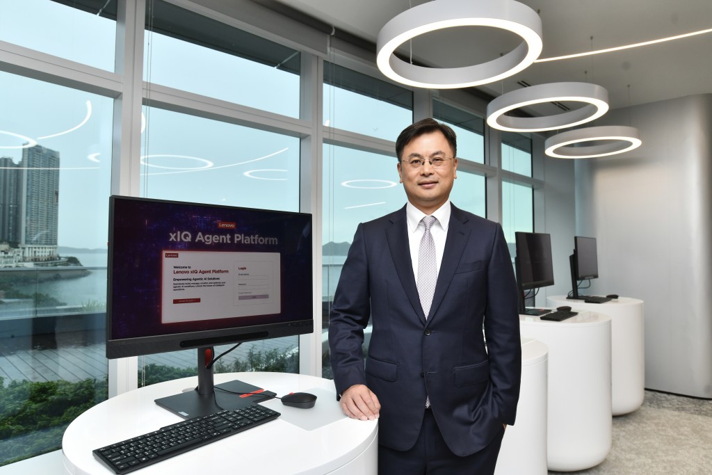 聯想集團執行副總裁兼方案服務業務集團(SSG)總裁黃建恒接受《星島頭條》專訪時表示,河套區因地理優勢,緊密連接深圳的生態體系,有助連接該企在深圳光明區的智慧工廠,同時借力香港國際化平台與深圳的產業鏈優勢,達致深圳製造、香港創科與全球營運的三角架構。 聯想集團執行副總裁兼方案服務業務集團(SSG)總裁黃建恒接受《星島頭條》專訪時表示,河套區因地理優勢,緊密連接深圳的生態體系,有助連接該企在深圳光明區的智慧工廠,同時借力香港國際化平台與深圳的產業鏈優勢,達致深圳製造、香港創科與全球營運的三角架構。
