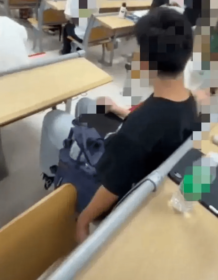 男大生课堂用手机偷拍裙底。