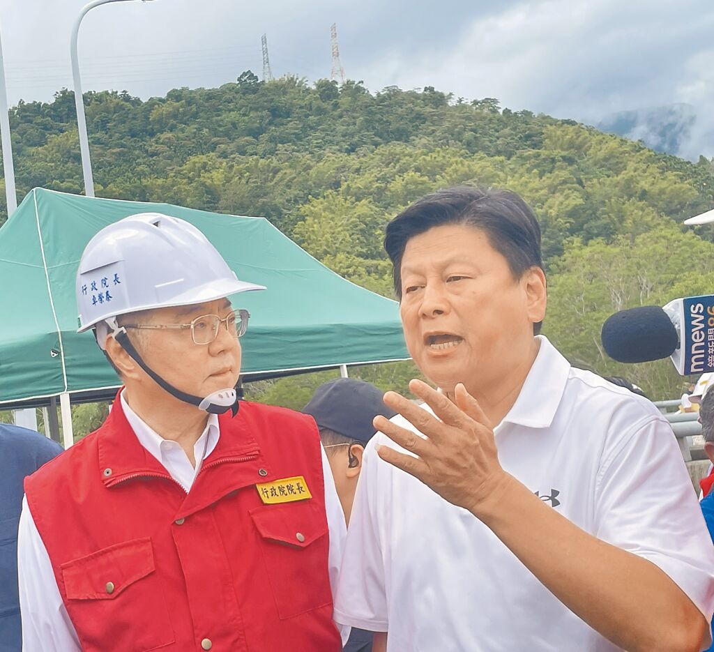 台灣行政院長卓榮泰（左）24日前往馬太鞍溪橋災區視察。 中時