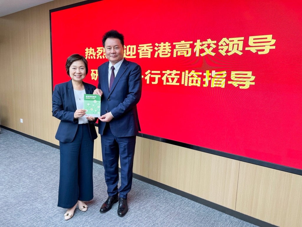 教育局局长蔡若莲与昌平实验室主任、中国科学院院士谢晓亮教授（右）合照。