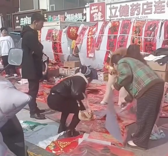 14歲少年小高為了幫補家計還債，在街頭擺攤賣揮春。