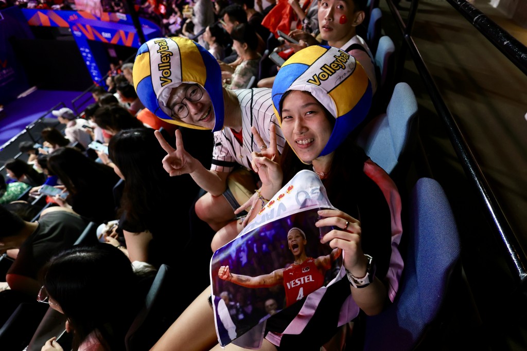  世界女排联赛香港站，球迷看得如痴如醉。 刘骏轩摄