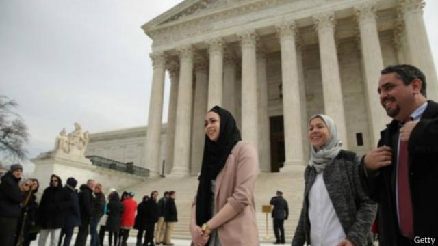 两名女2穆斯林女被强脱头巾拍照，纽约市赔1.37亿和解。