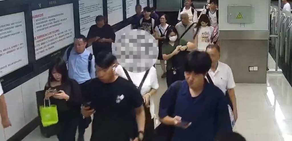 4名旅客經羅湖口岸北上，被揭偷運72隻虎紋鈍口螈。海關發布