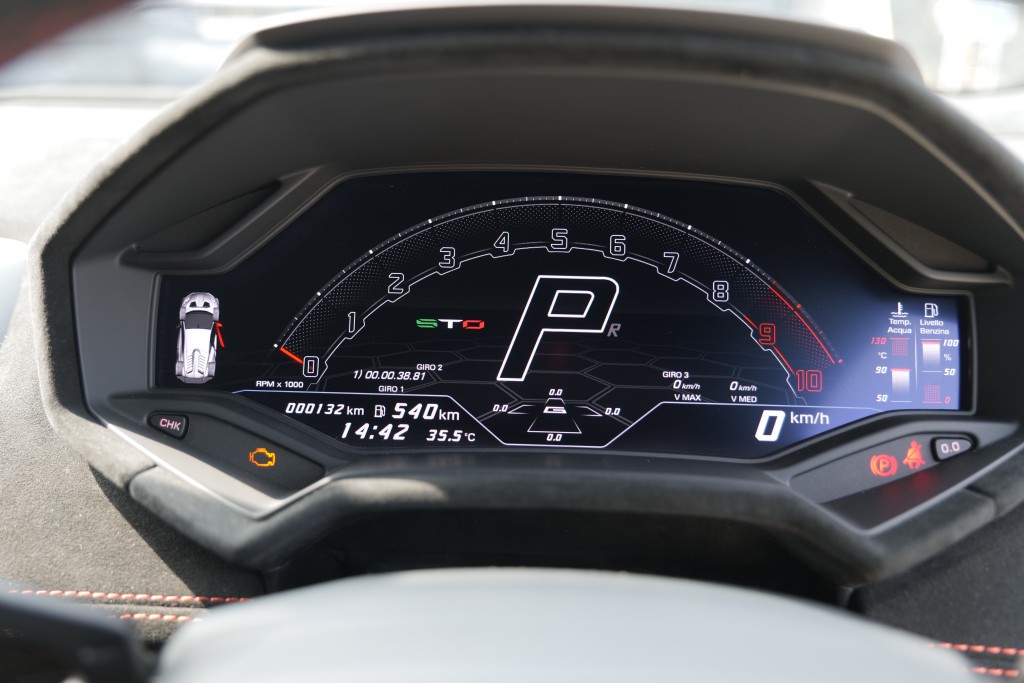 ●12.3吋數碼儀表板中央貼上STO標記。