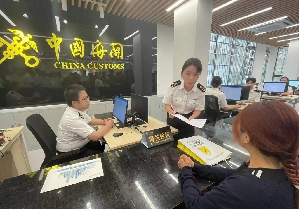 羅湖口岸離境退稅辦理點正式揭牌啟用。 深圳特區報 羅湖口岸離境退稅辦理點正式揭牌啟用。 深圳特區報