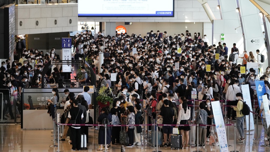 2021年疫情期間,南韓金浦機場的中秋節出遊人潮。 美聯社