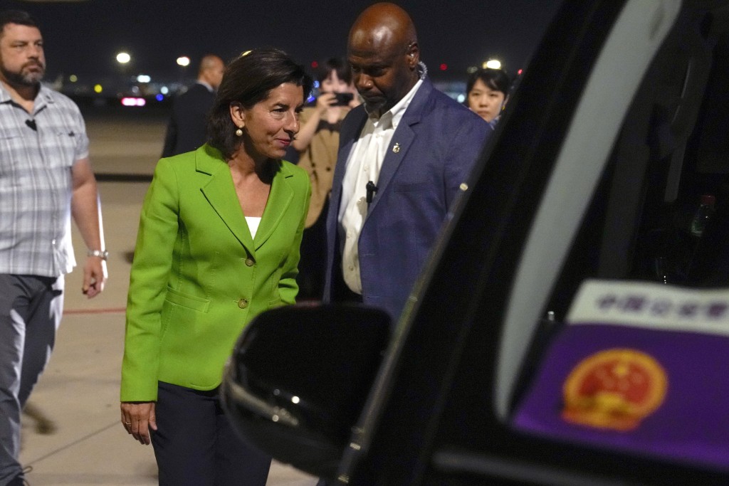 美国商务部长雷蒙多昨晚抵达北京首都国际机场后走向车辆。AP