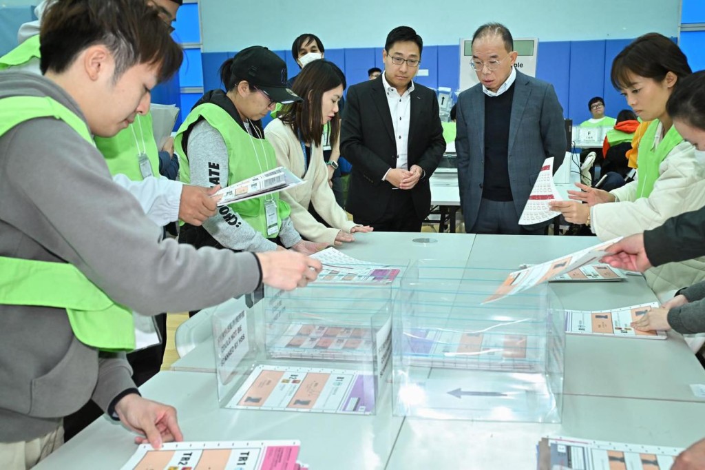曾國衞到九龍公園體育館視察中央點票站工作人員演練,了解電子點票系統運作。 曾國衞到九龍公園體育館視察中央點票站工作人員演練,了解電子點票系統運作。