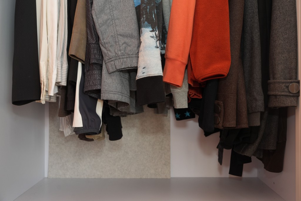 衣柜中的衣服要长短分开挂放，这样短衣服下方的空间又可以存放皮包或摆几个收纳箱。